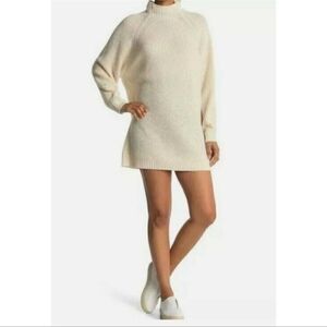 New BB Dakota Steve Madden cream
turtle Neck Chunky Knit Sweater Dress Sz-Large